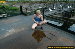 Outdoor pissing on a village embankment - N