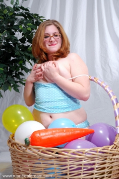 Slutty easter babes shows the real treat between her legs - N