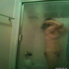 Showering amateurs unaware of the hidden camera - N