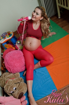 Pregnant in pink tights - N