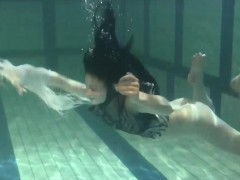 blackhaired-beauty-irina-underwater