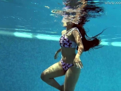andreina-de-luxe-in-erotic-underwatershow