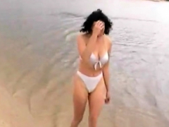 she-strips-on-nude-beach