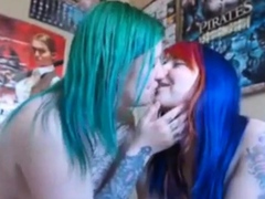 webcam-lesbian-kiss-me