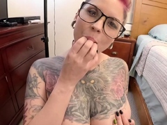 Tattooed babe Ava Minx sees what's cumming